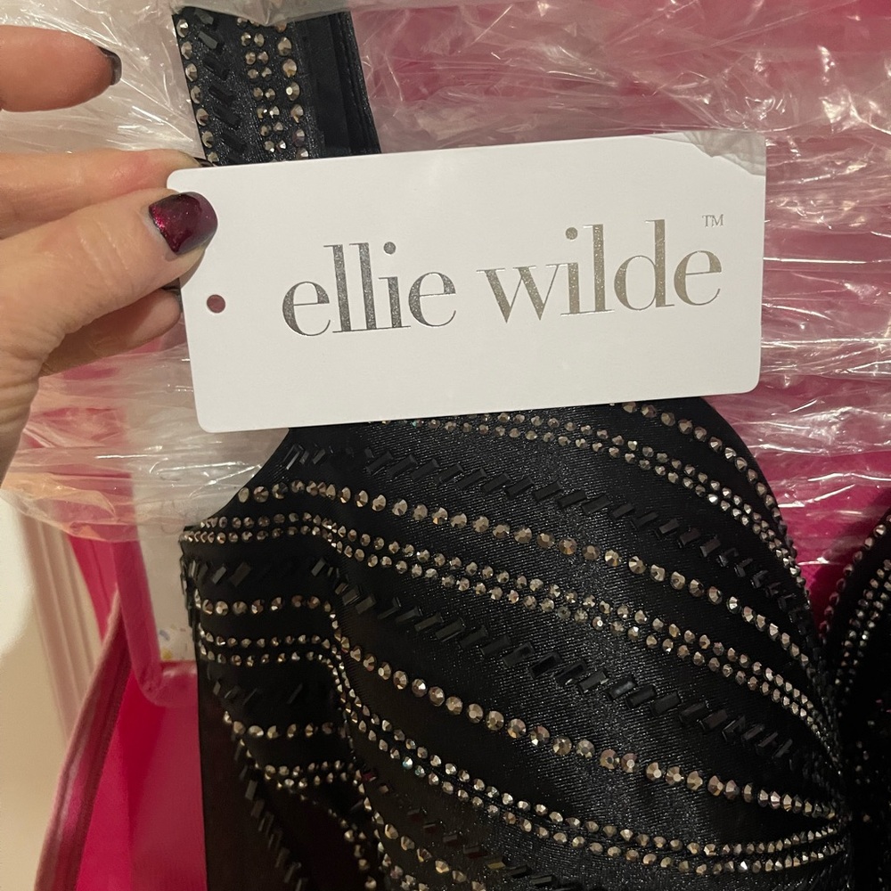 Ellie Wilde Elegant Black Gown with Silver Accents - Picture 14 of 16